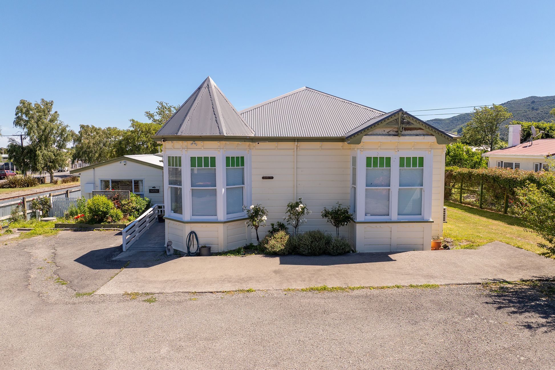 Featherston 5 + 3 bedroom - photo 22