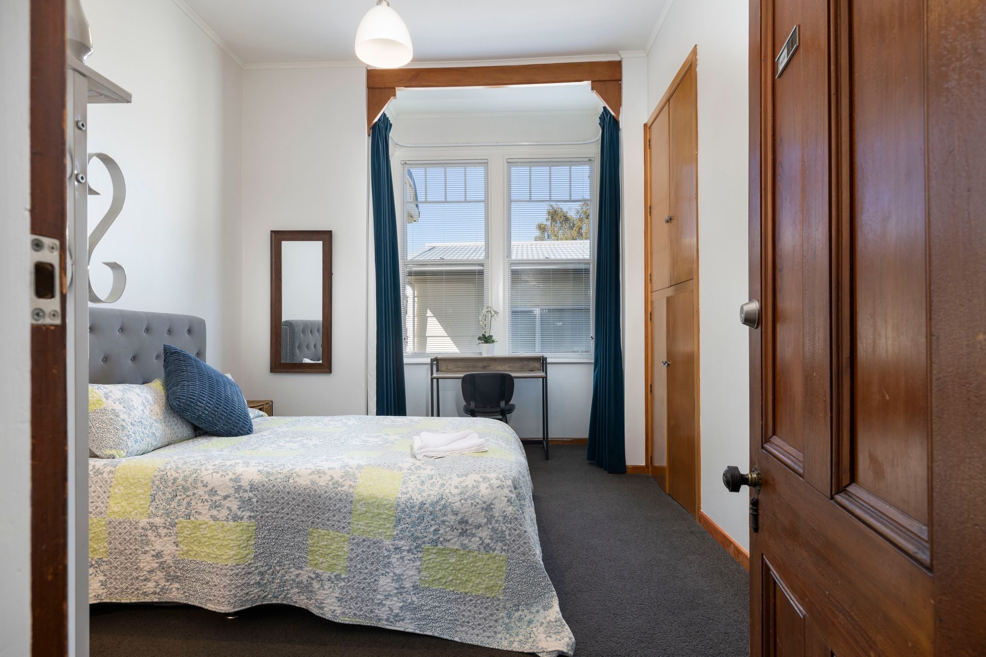 Featherston 5 + 3 bedroom - photo 8