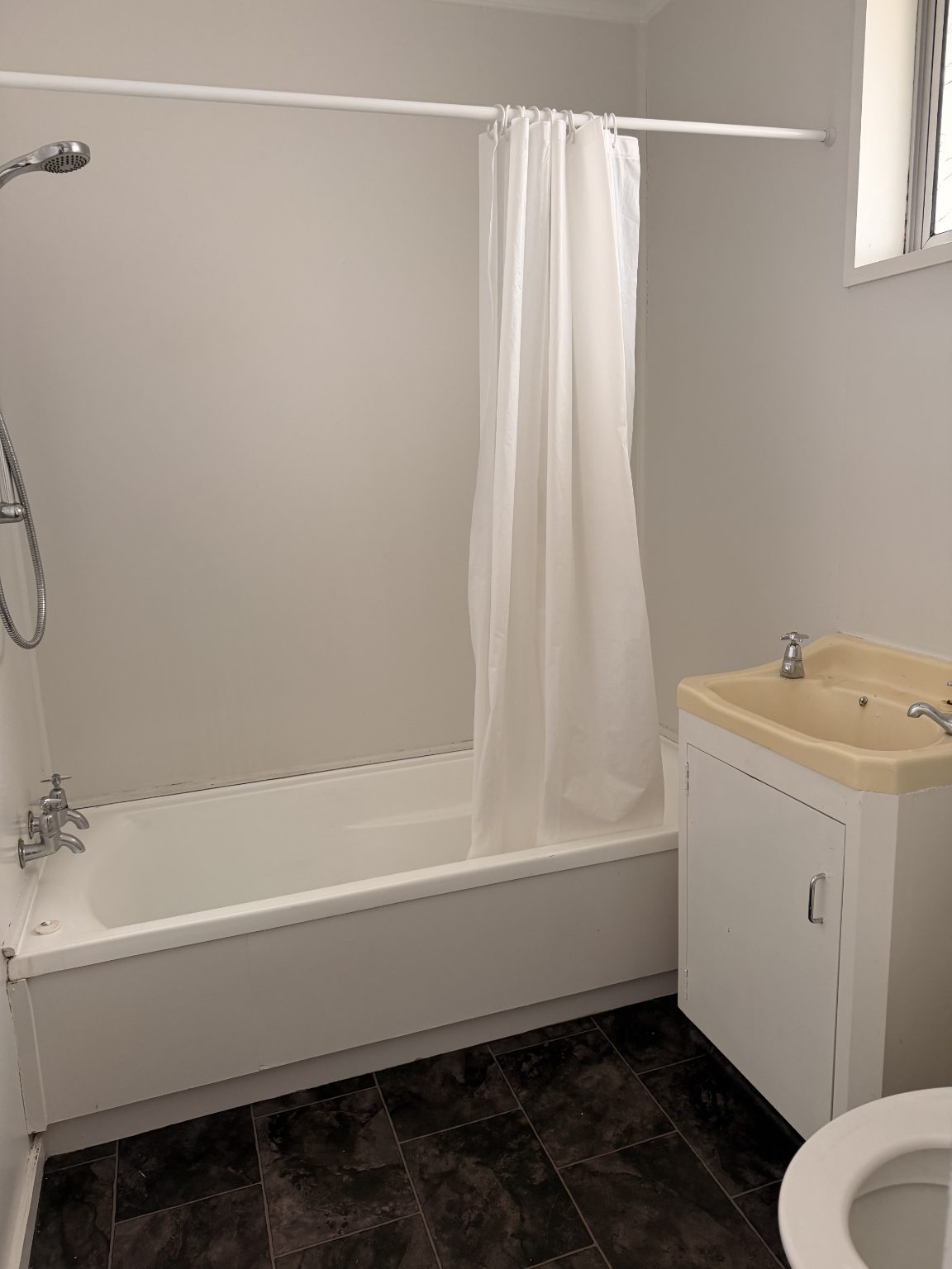 Southland unit bathroom with bath