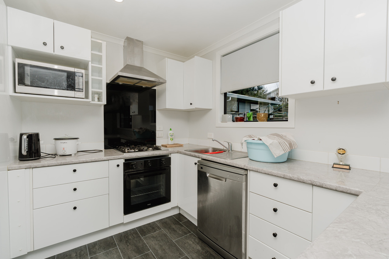Hamilton 3 + 2 bedroom multi-income - photo 2