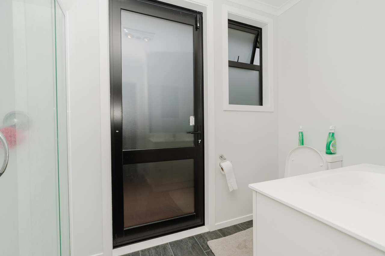 Hamilton 3 + 2 bedroom multi-income - photo 6
